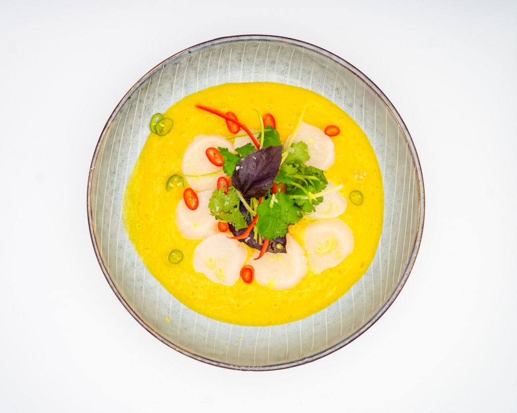 Hotate Ceviche, Passionsfrucht, Limette, Pepperoni, Koriander