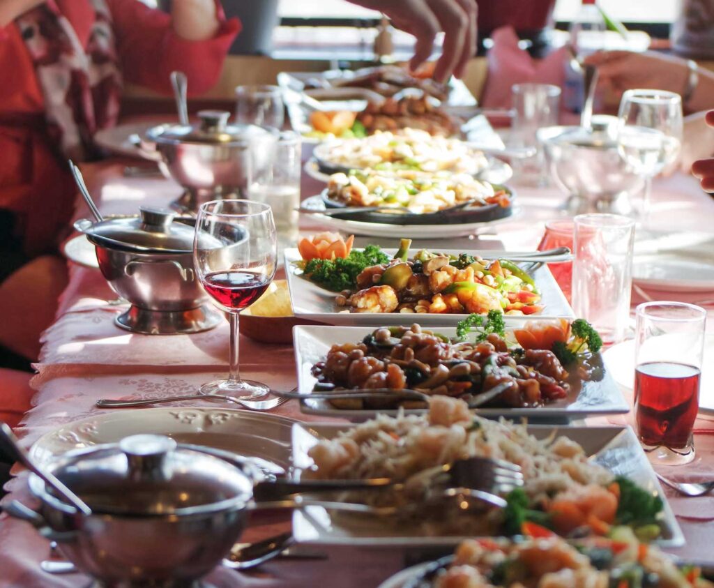 Dinnerparty Tischgedeck mit Freunden und Familie